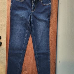 Jones New York skinny jeans with comfort waist. Size 4